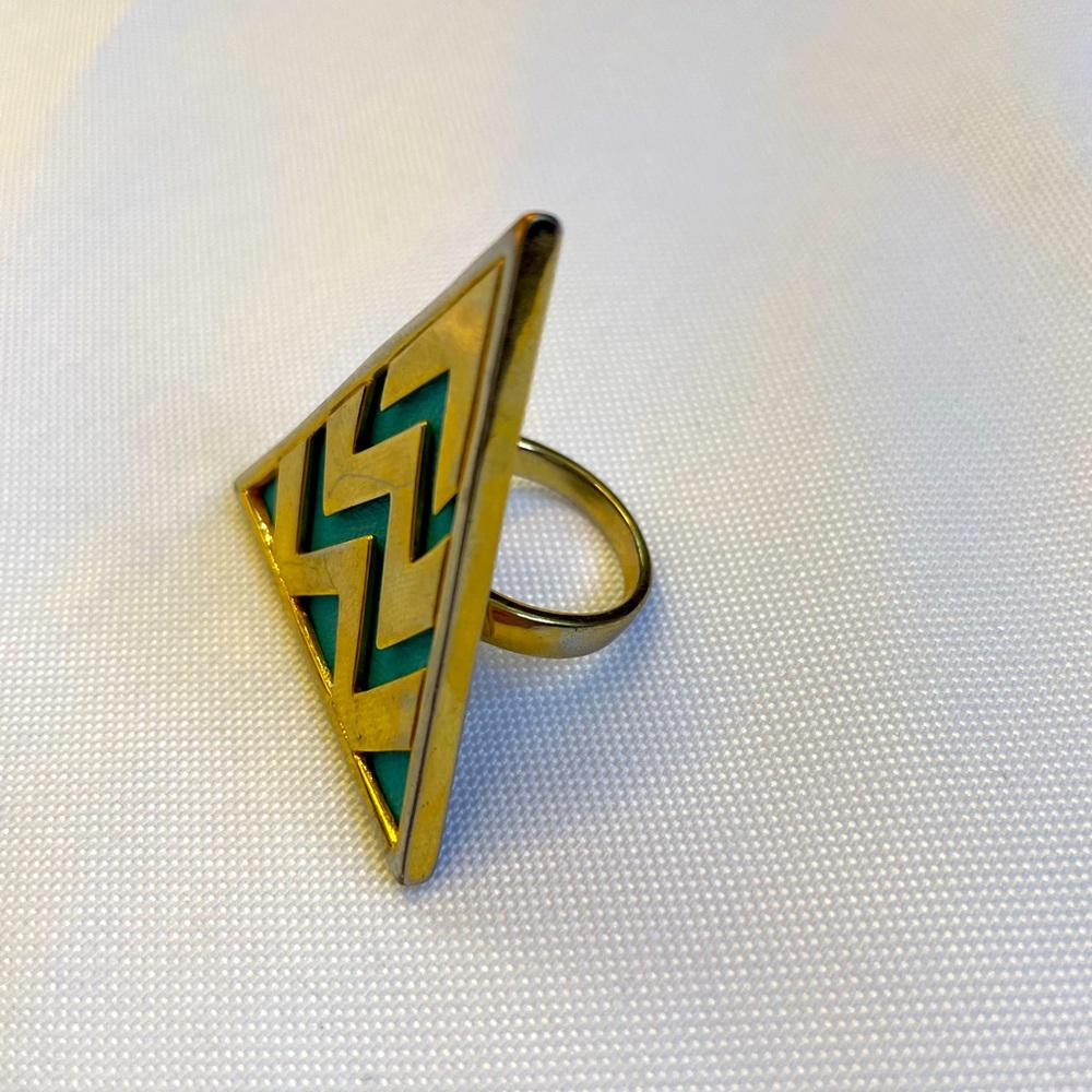 Lulu’s Chevron Ring - Picture 3 of 4
